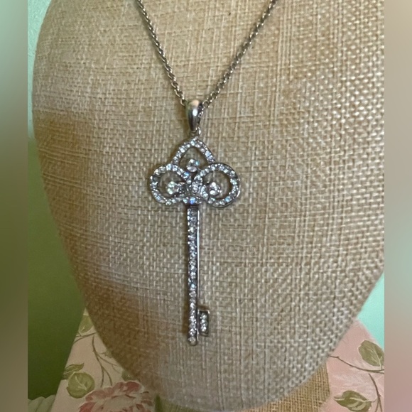 Elegant Silver Key Pendant Necklace - Picture 3 of 7